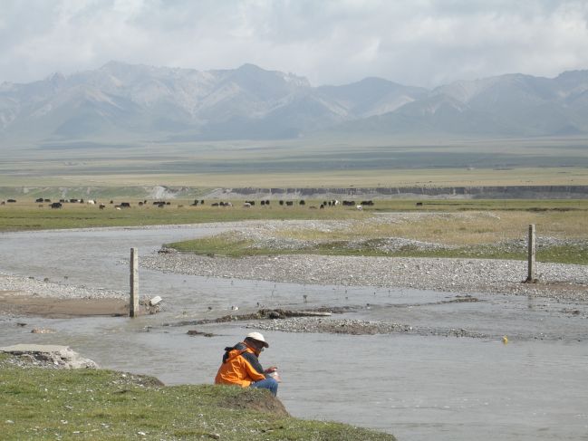  2006:09:08 23:38:40   Haergai River - Xu Hi collecting water sample.jpg
